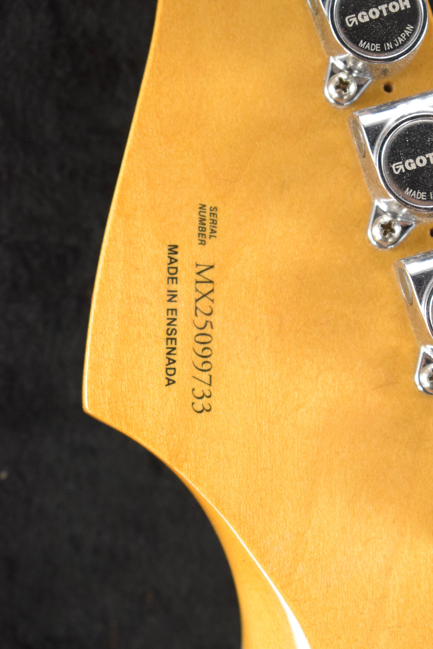 Fender Kurt Cobain Jaguar Rosewood Fingerboard 3-Color Sunburst