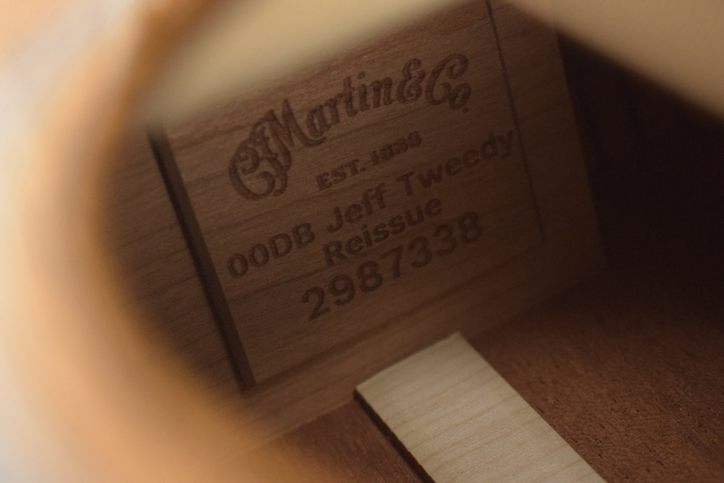 Martin 00DB Jeff Tweedy Concert Deep Body Oak Toner Tweedy Burst