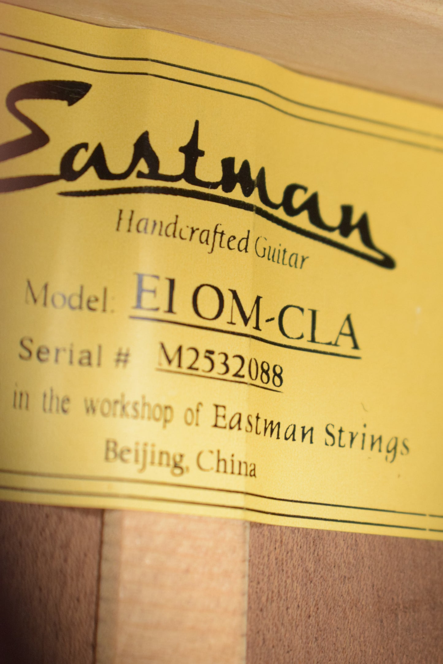 Eastman E1OM-CLA Solid Sitka Spruce/Sapele Orchestra Model Classic Truetone Satin