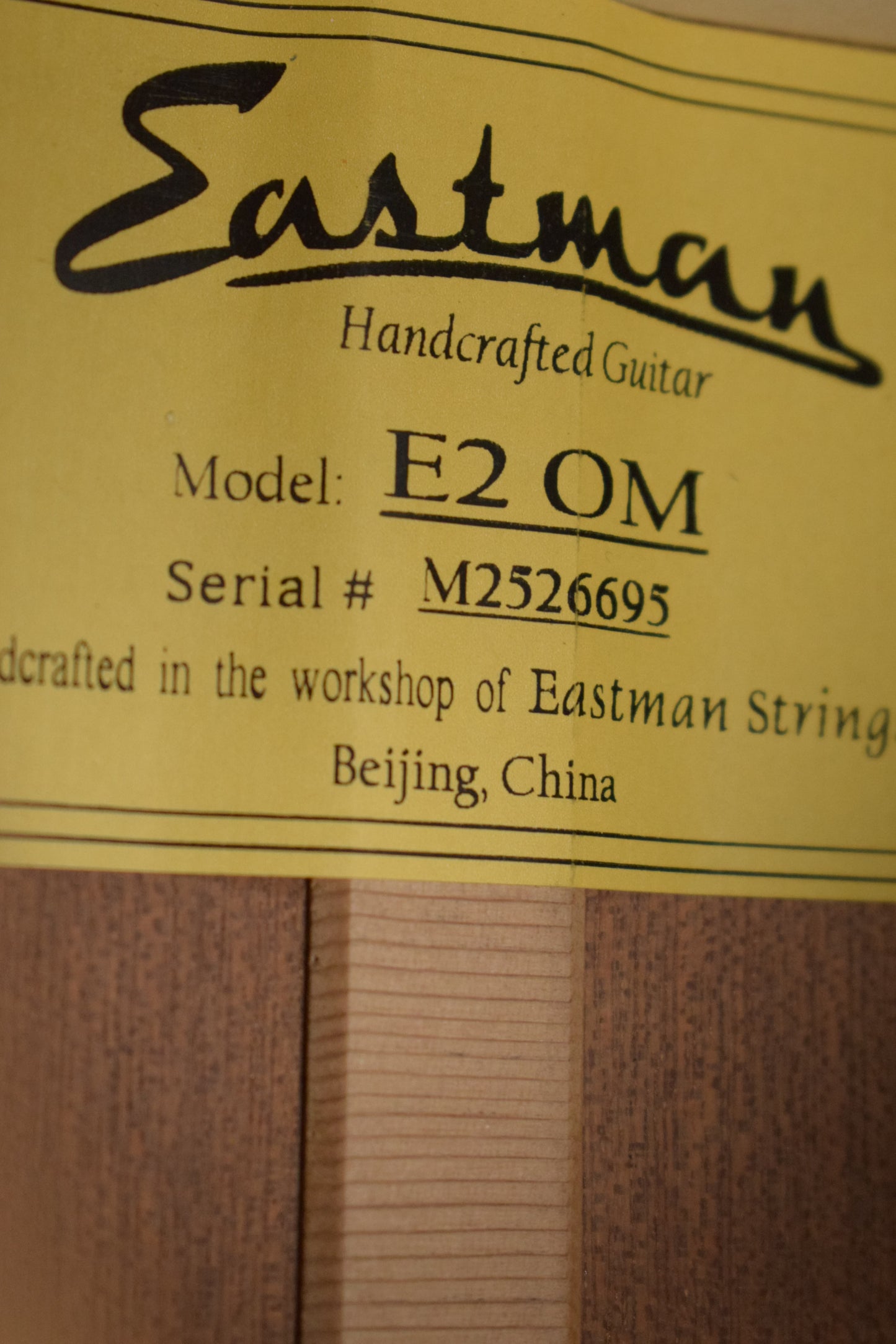 Eastman E2OM Solid Cedar/Sapele Orchestra Model Natural Truetone Satin