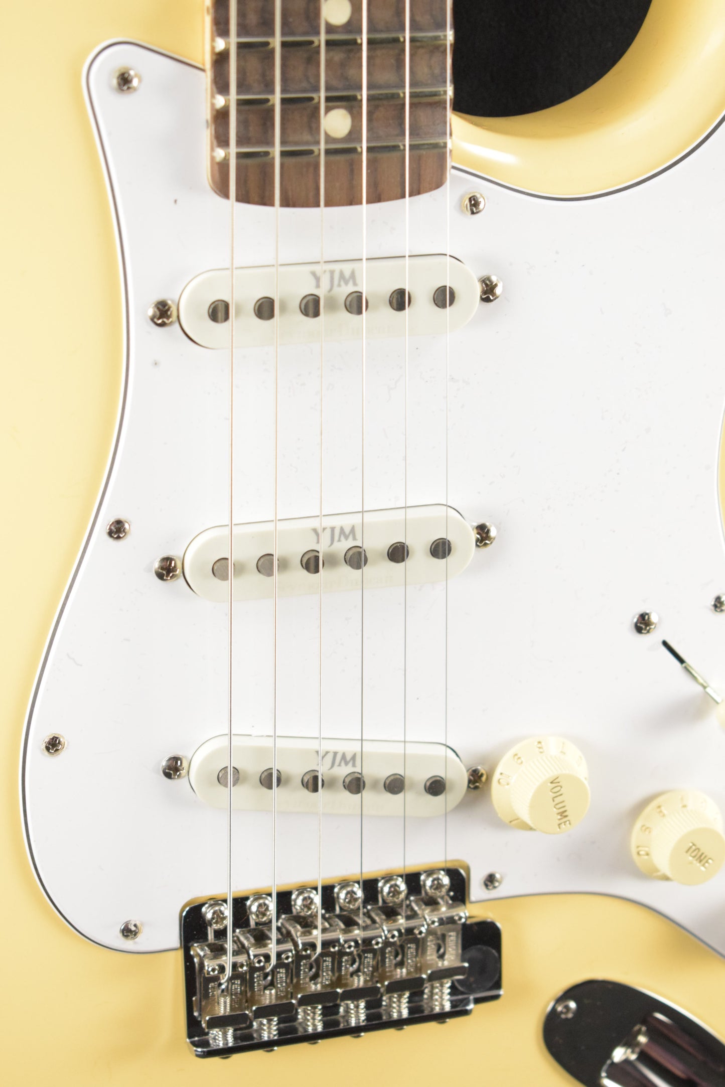 Fender Yngwie Malmsteen Stratocaster Vintage White Scalloped Rosewood Fingerboard