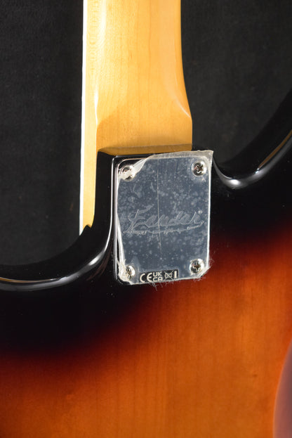 Fender Kurt Cobain Jaguar 3-Color Sunburst Rosewood Fingerboard