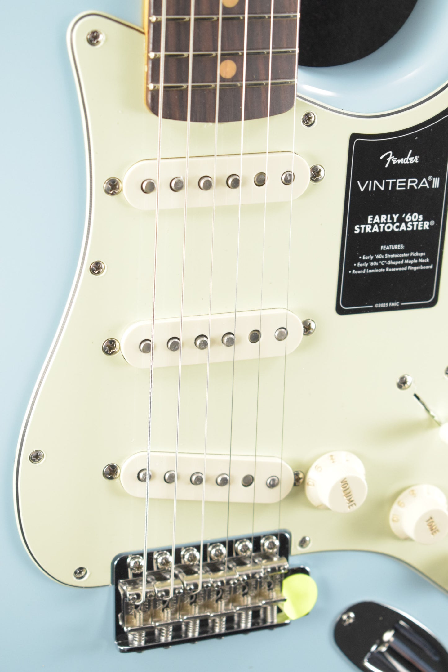 Fender Vintera III Early '60s Stratocaster Sonic Blue Rosewood Fingerboard