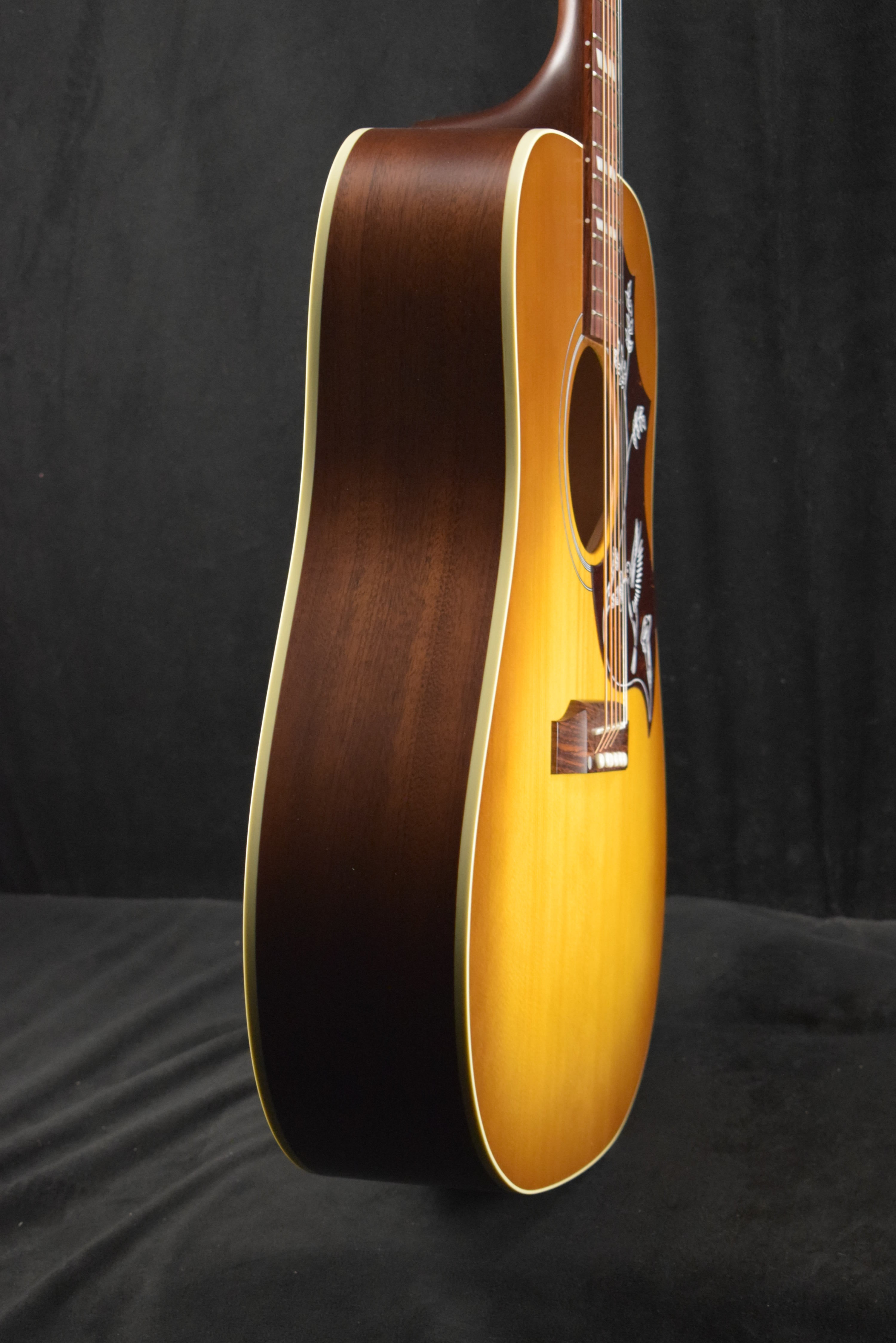 Gibson Hummingbird Special Satin Honey Burst w/ Premium Soft Shell