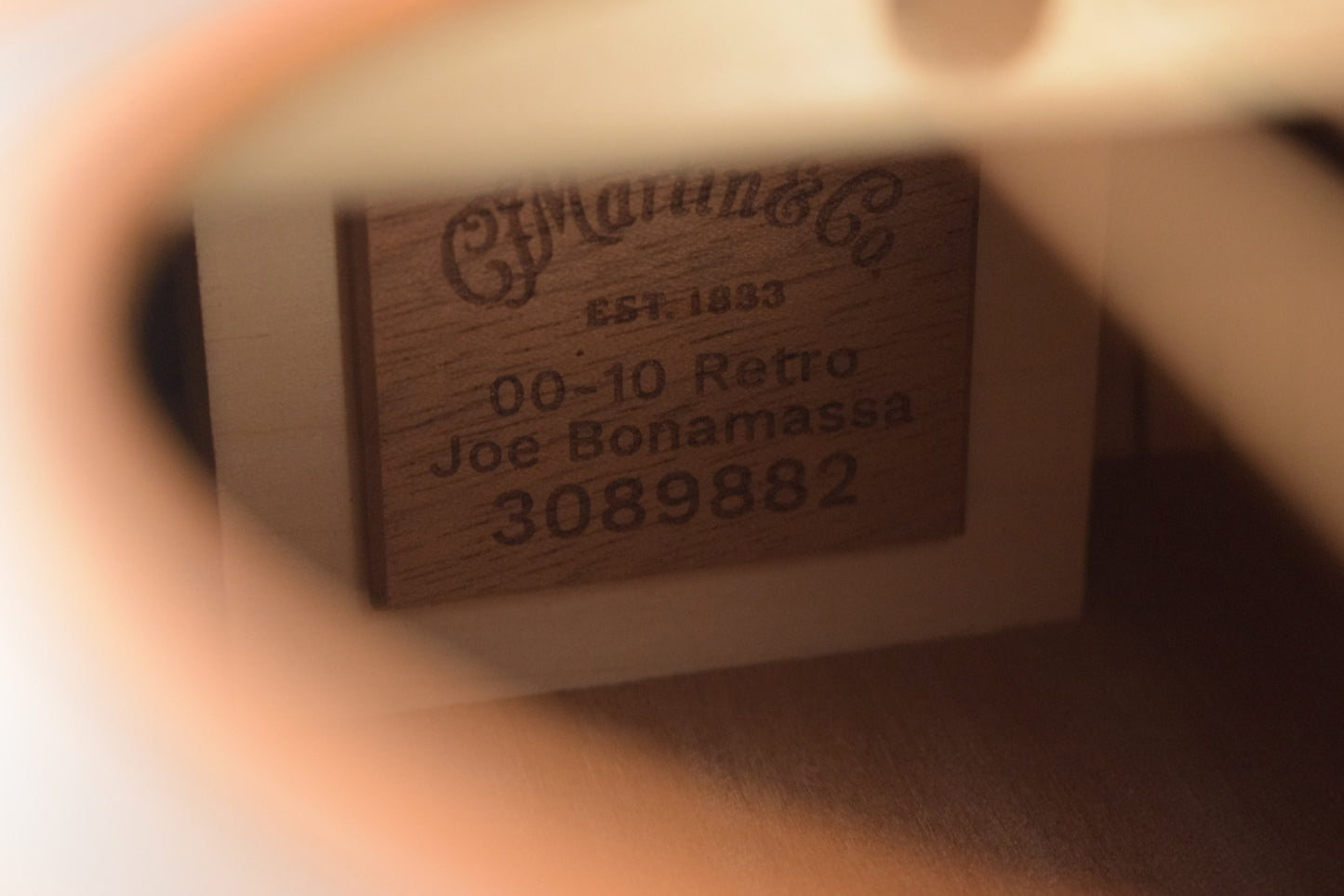 Martin 00-10E Retro Joe Bonamassa Worn Sunburst Top
