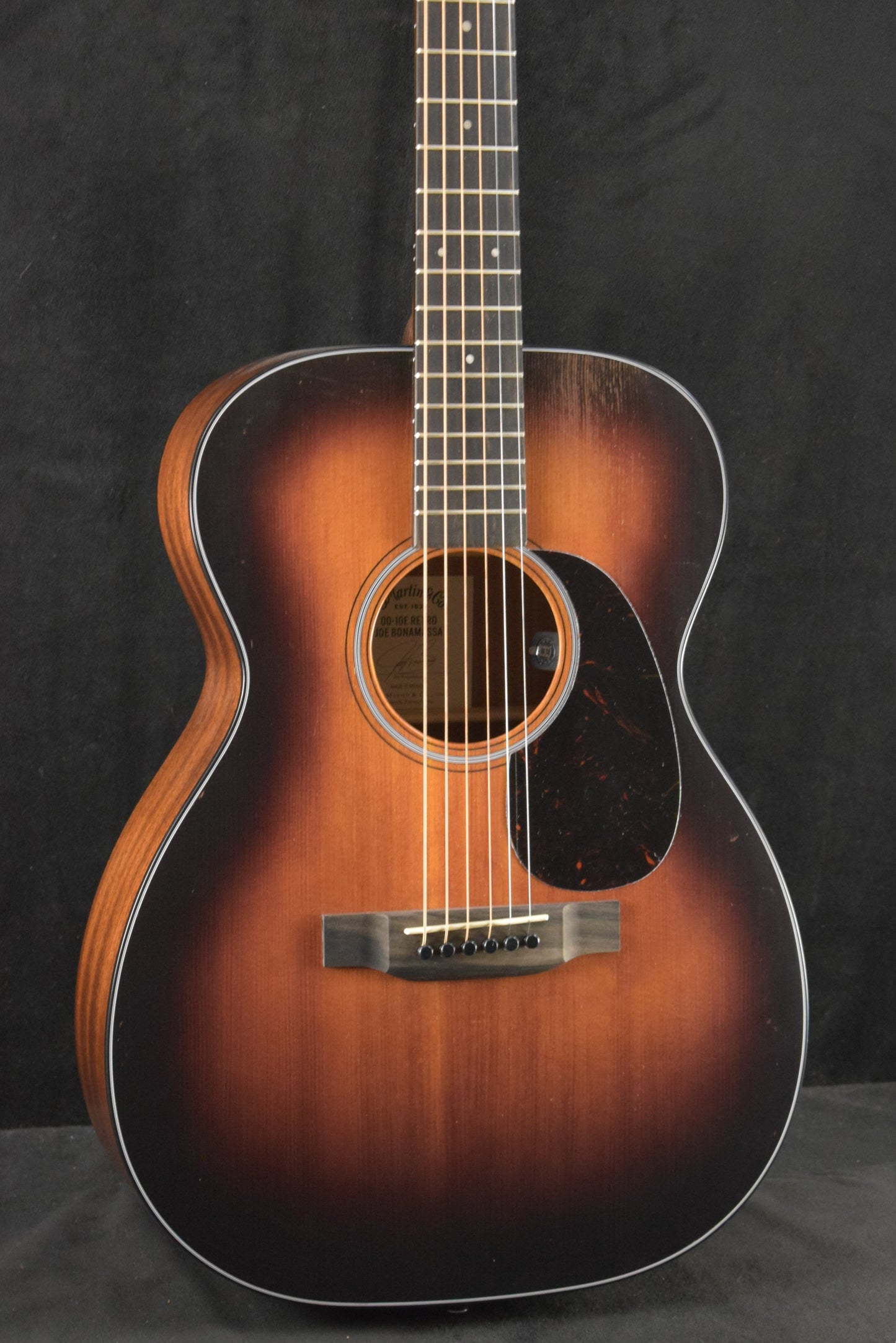 Martin 00-10E Retro Joe Bonamassa Worn Sunburst Top