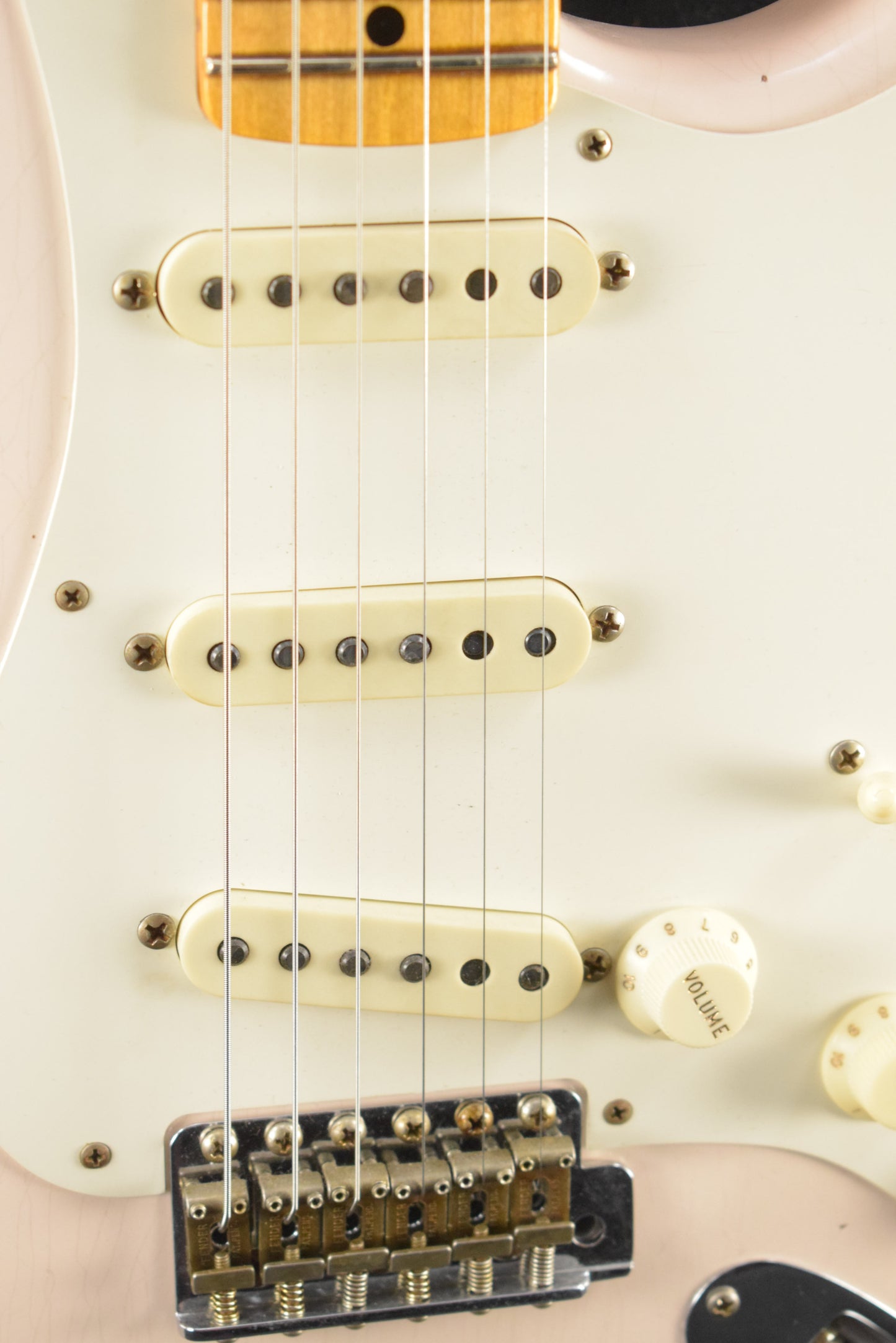 Fender '56 Strat Journeyman Relic Super Faded Aged Shell Pink w/"Bone-Tone" Pickups