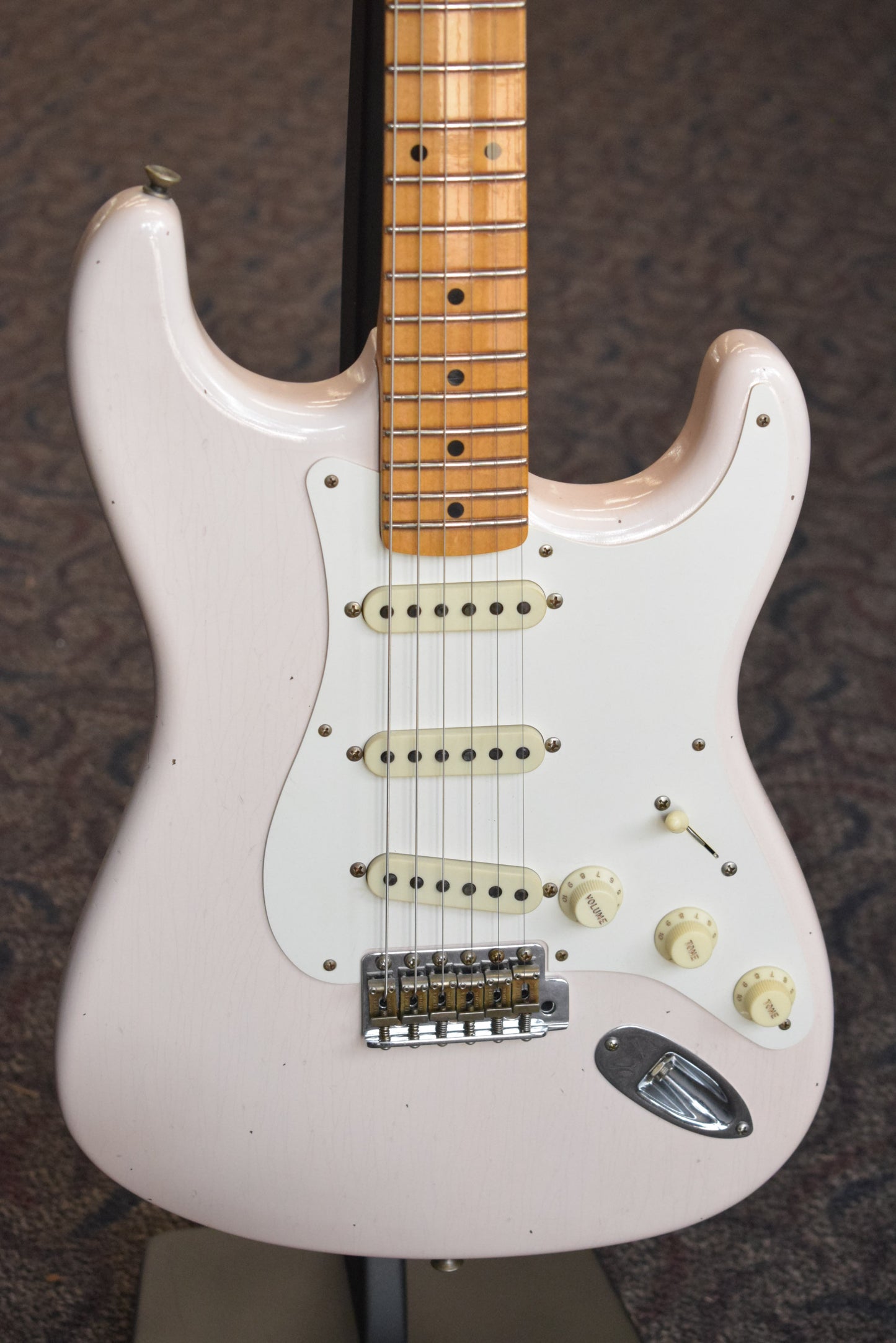 Fender '56 Strat Journeyman Relic Super Faded Aged Shell Pink w/"Bone-Tone" Pickups