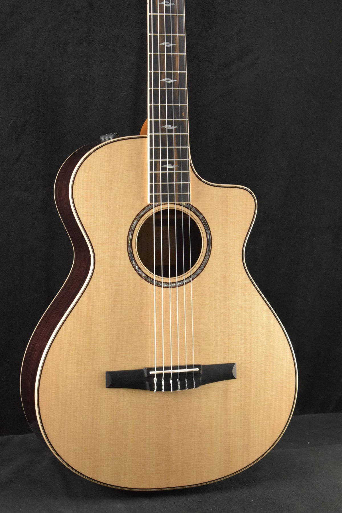 Taylor 812ce-N Nylon-String 12-Fret Natural