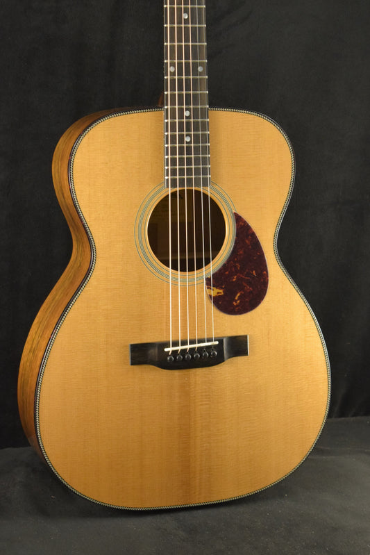 Eastman E3OM-DLX Acoustic Electric Orchestra Model Natural Truetone Gloss