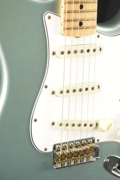 Fender Limited Edition '69 Stratocaster Journeyman Relic - Aged Firemist Silver