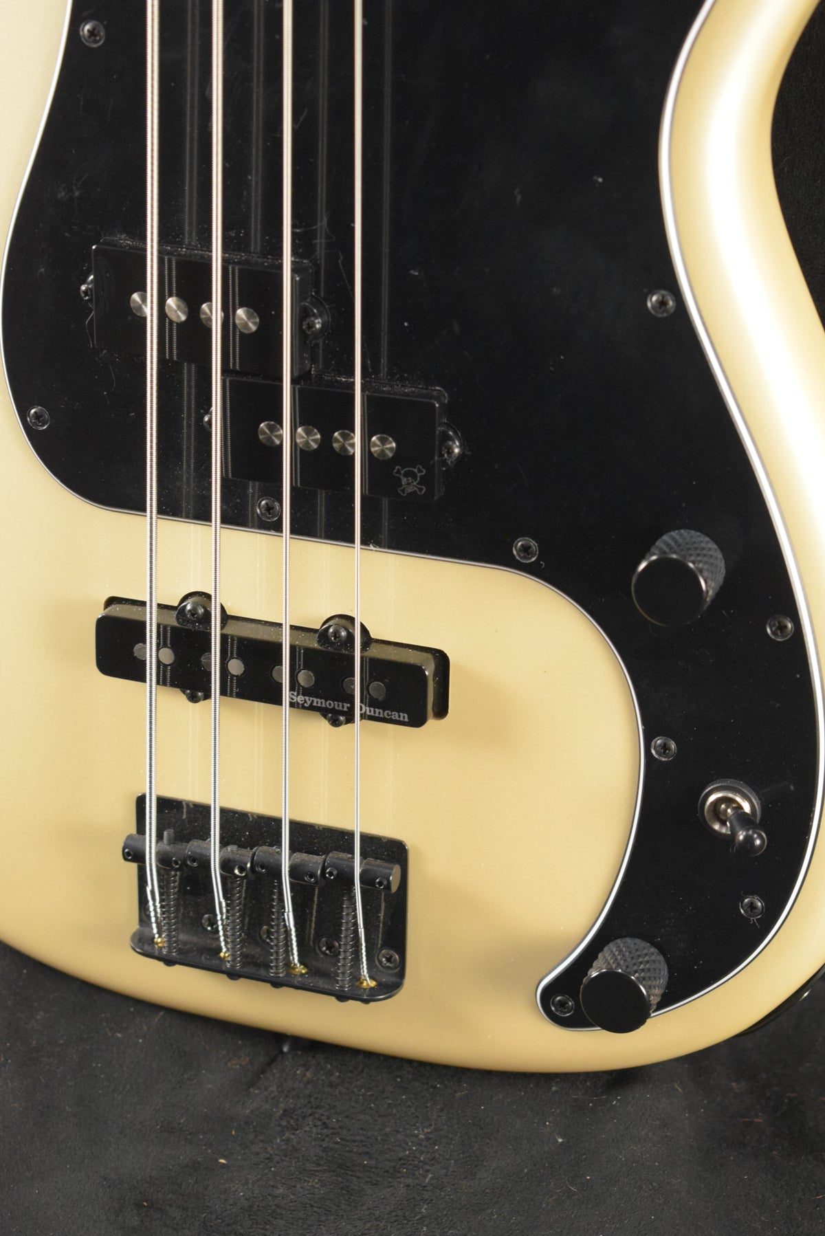 Fender Duff McKagan Deluxe Precision Bass White Pearl Rosewood Fingerboard