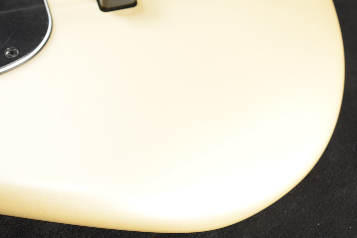 Fender Duff McKagan Deluxe Precision Bass White Pearl Rosewood Fingerboard