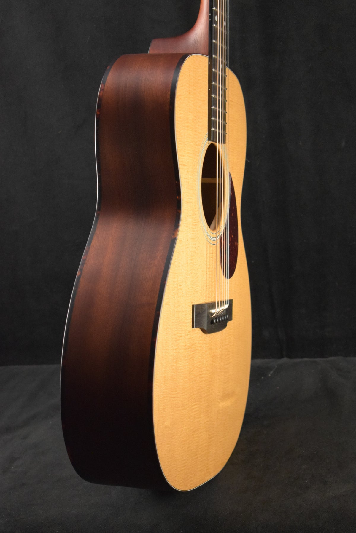 Eastman E1OM Solid Sitka Spruce/Sapele Orchestra Model Natural Truetone Satin