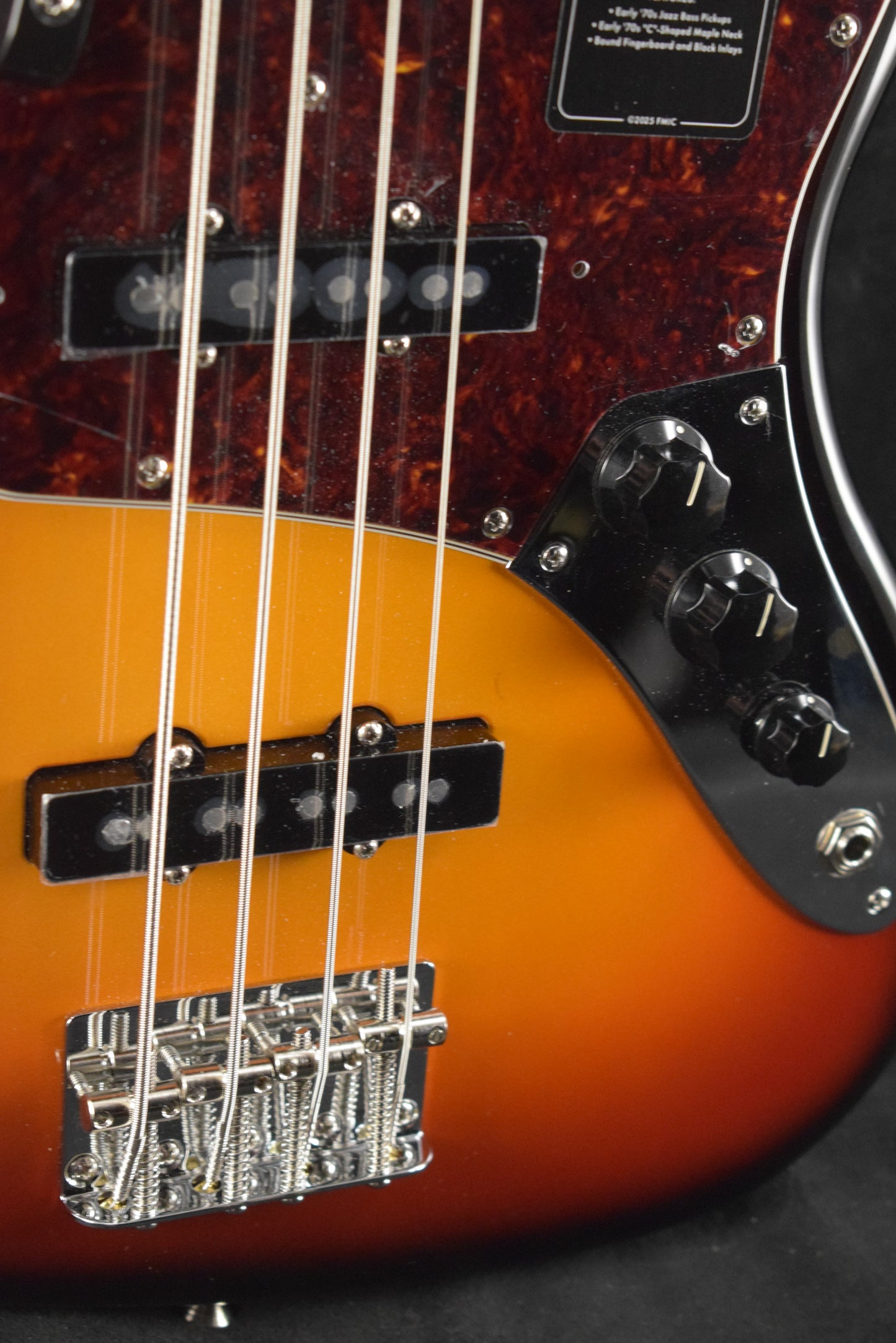 Fender Vintera III Early '70s Jazz Bass 3-Color Sunburst Maple Fingerboard