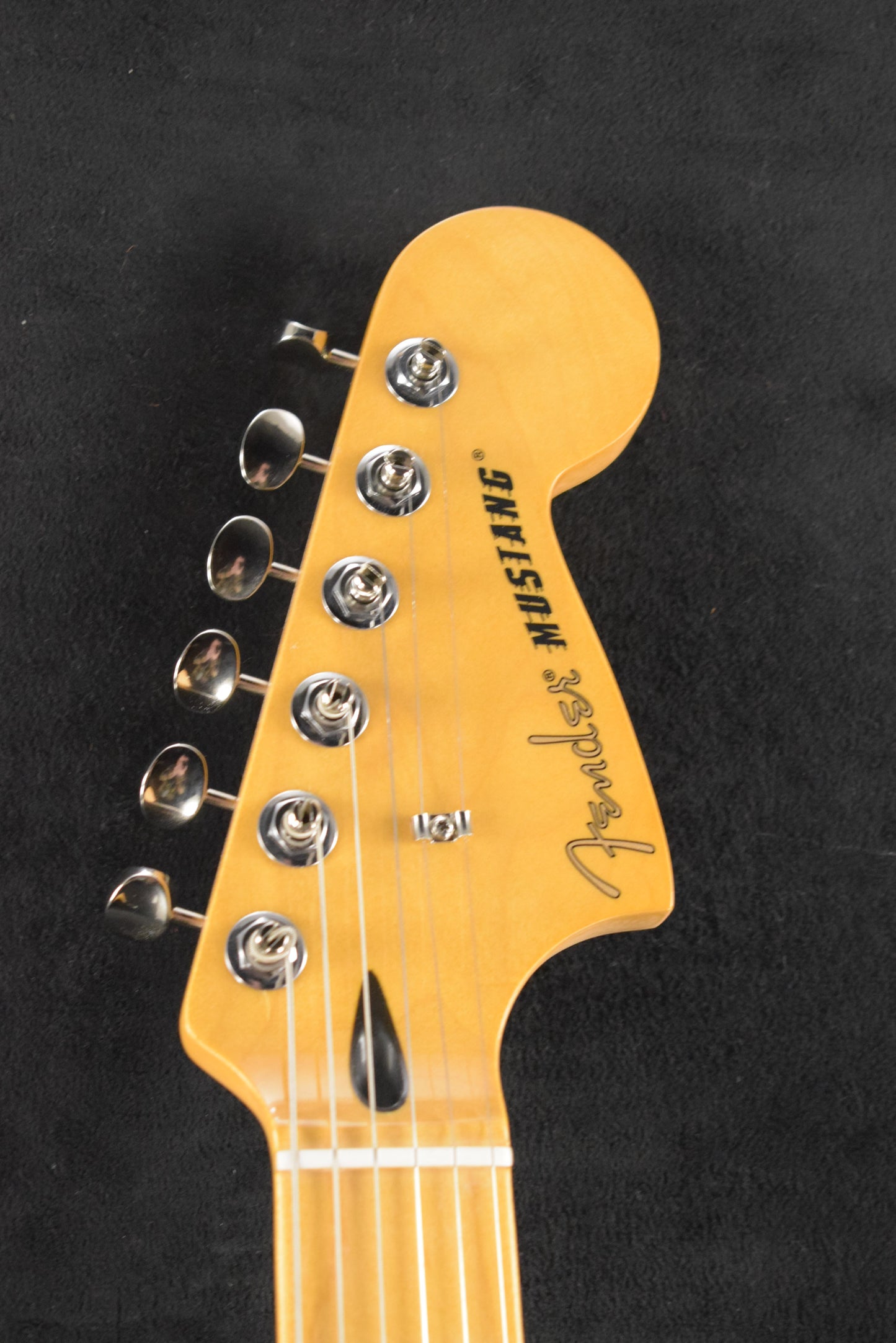 Fender Player II Mustang 3-Color Sunburst Maple Fingerboard