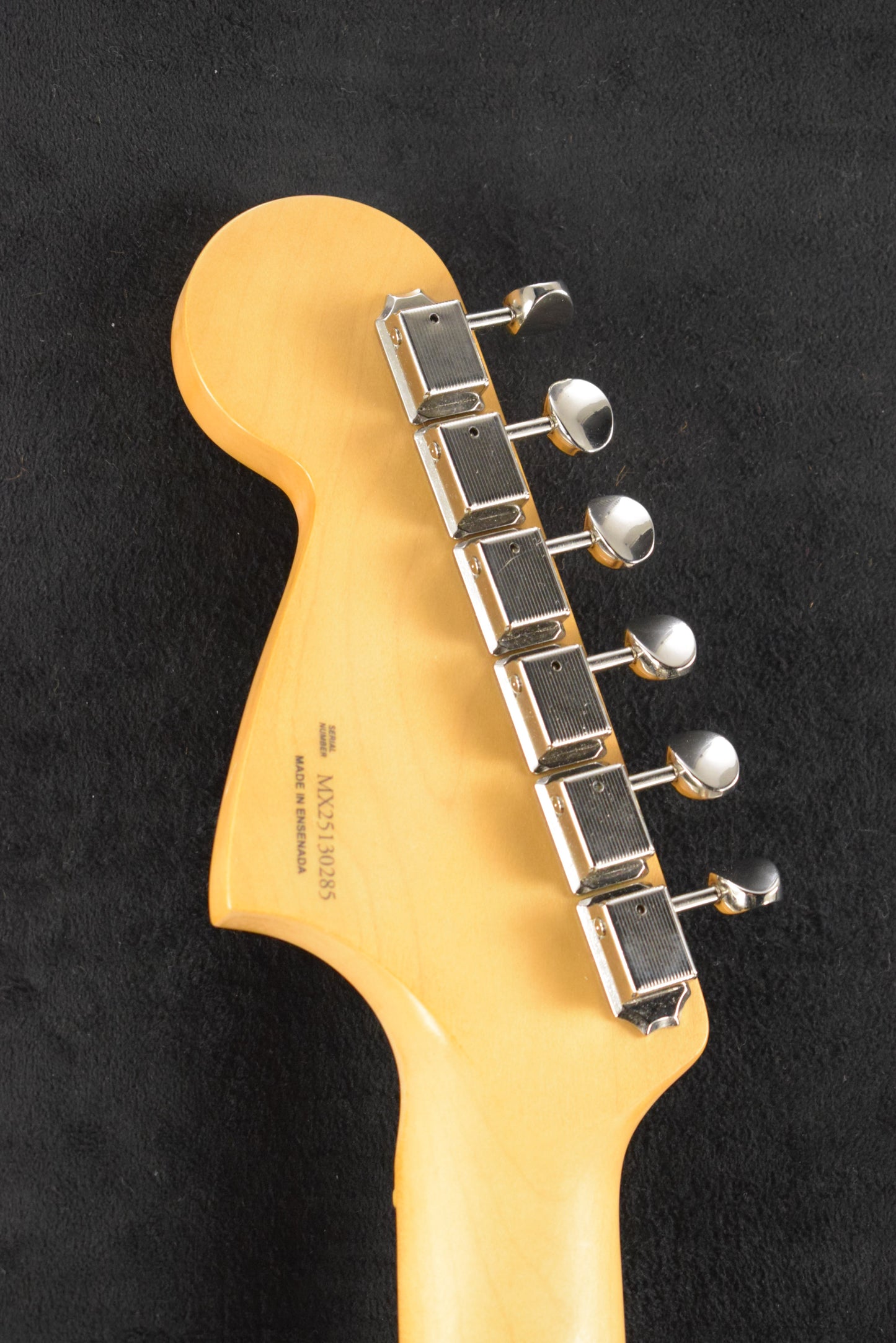 Fender Player II Mustang 3-Color Sunburst Maple Fingerboard