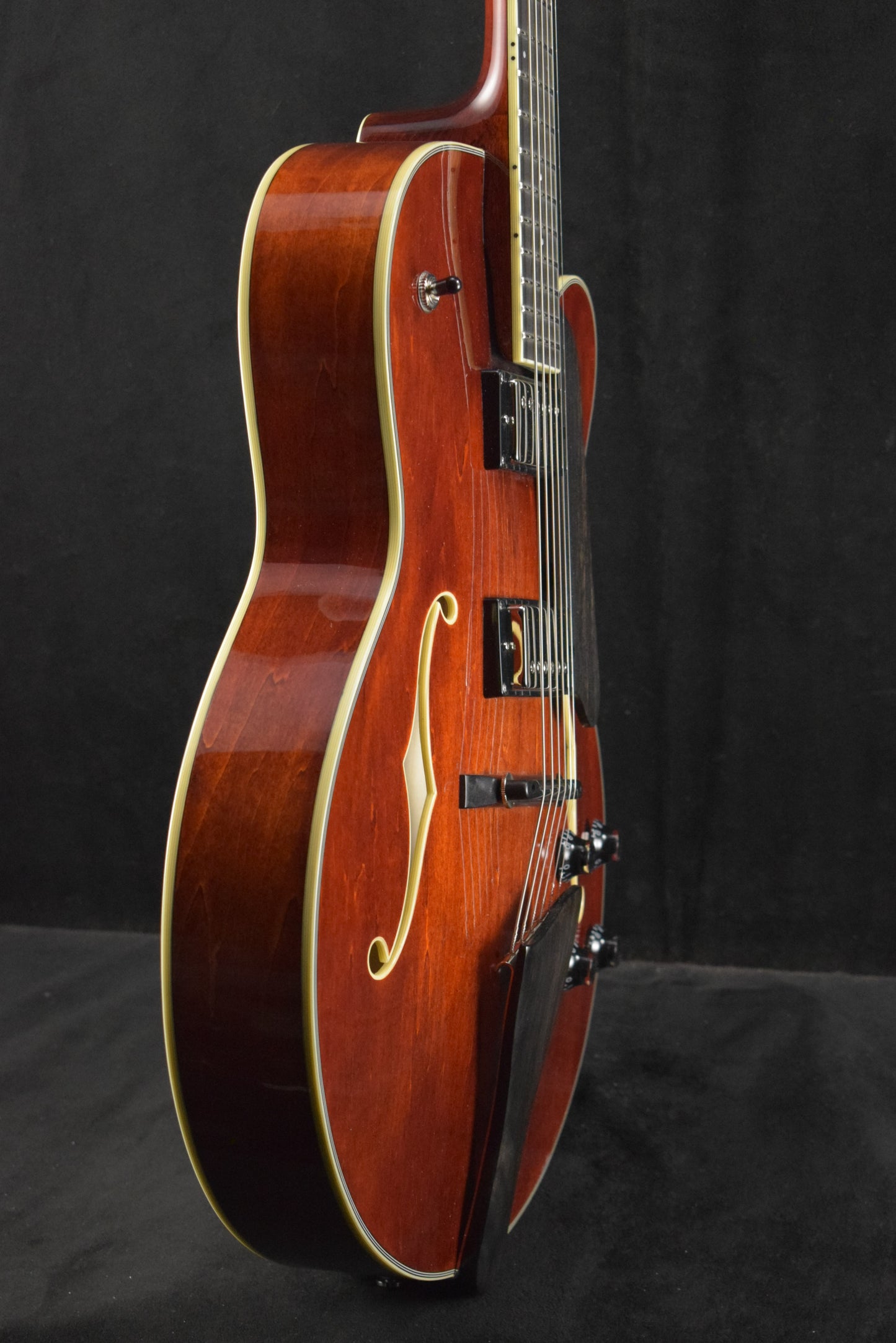 Eastman AR403CED 16" Archtop Kent Armstrong Pickups Classic Truetone Gloss