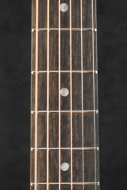 Eastman E10SS/V Slope Shoulder Dreadnought Antique Varnish Finish