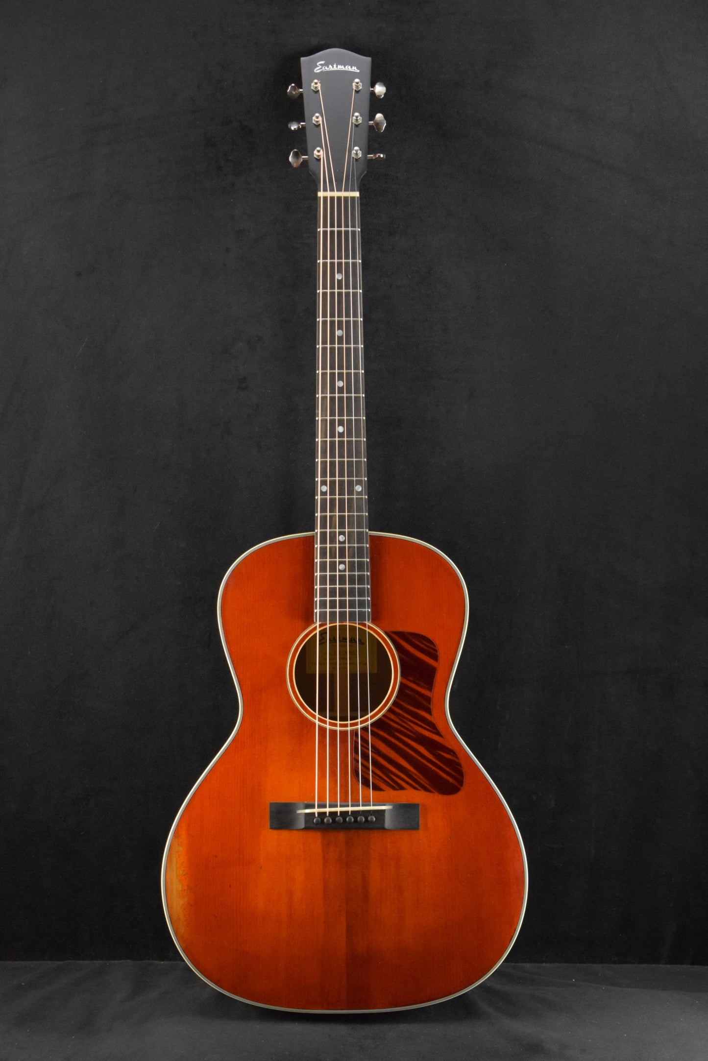 Eastman E10OOSS/V OO-Style Concert Slope Shoulder Classic Antique Varnish