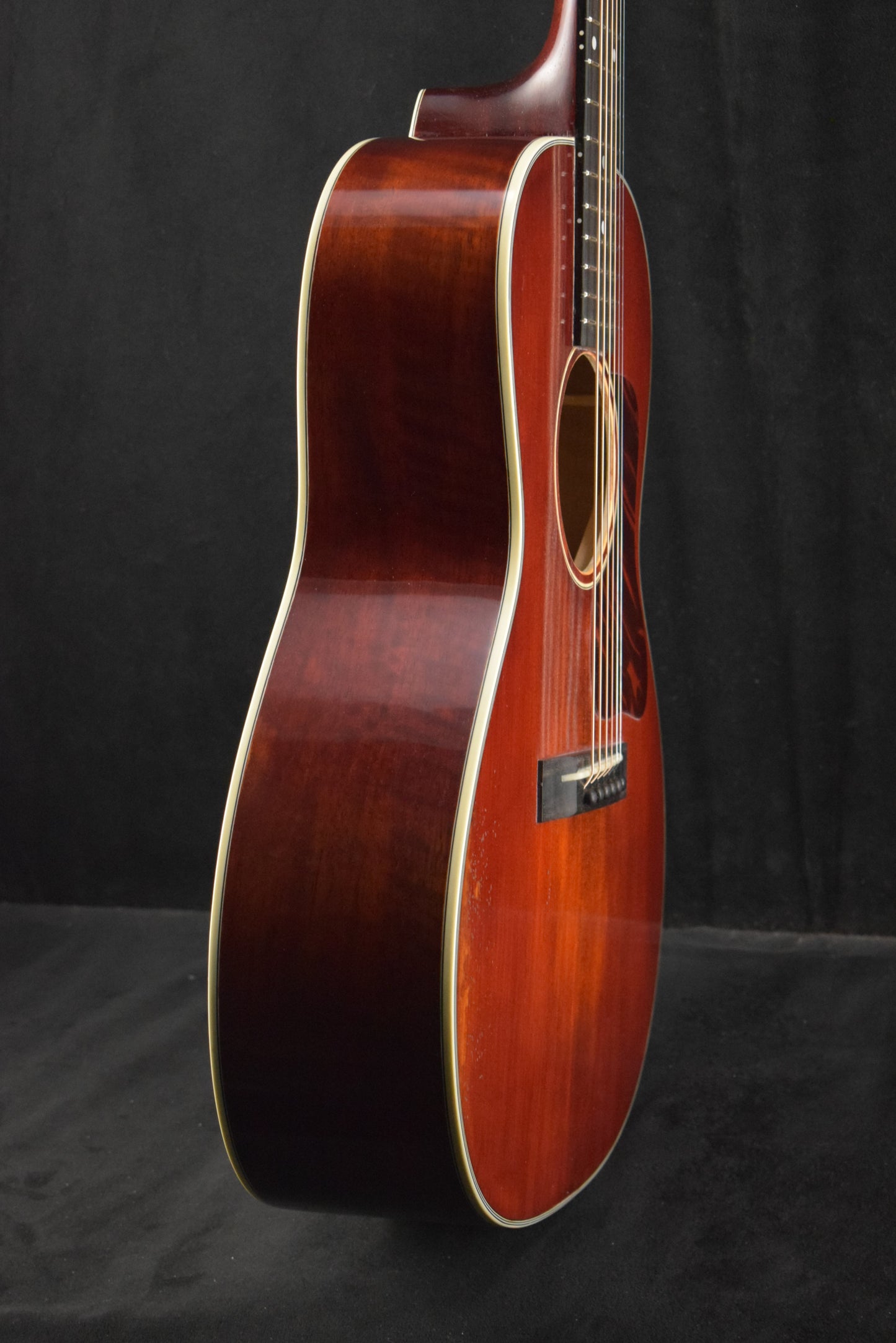 Eastman E10OOSS/V OO-Style Concert Slope Shoulder Classic Antique Varnish