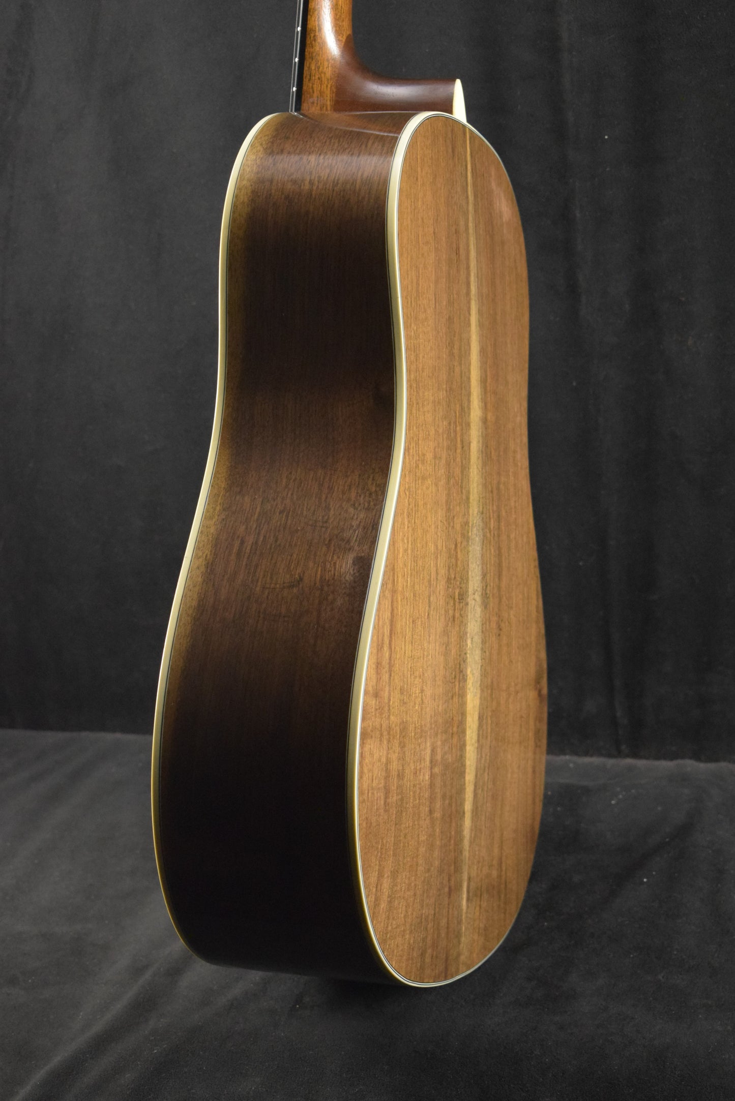 Eastman E22SS/V-SB Sloped Shoulder Dreadnought Antique Varnish Sunburst