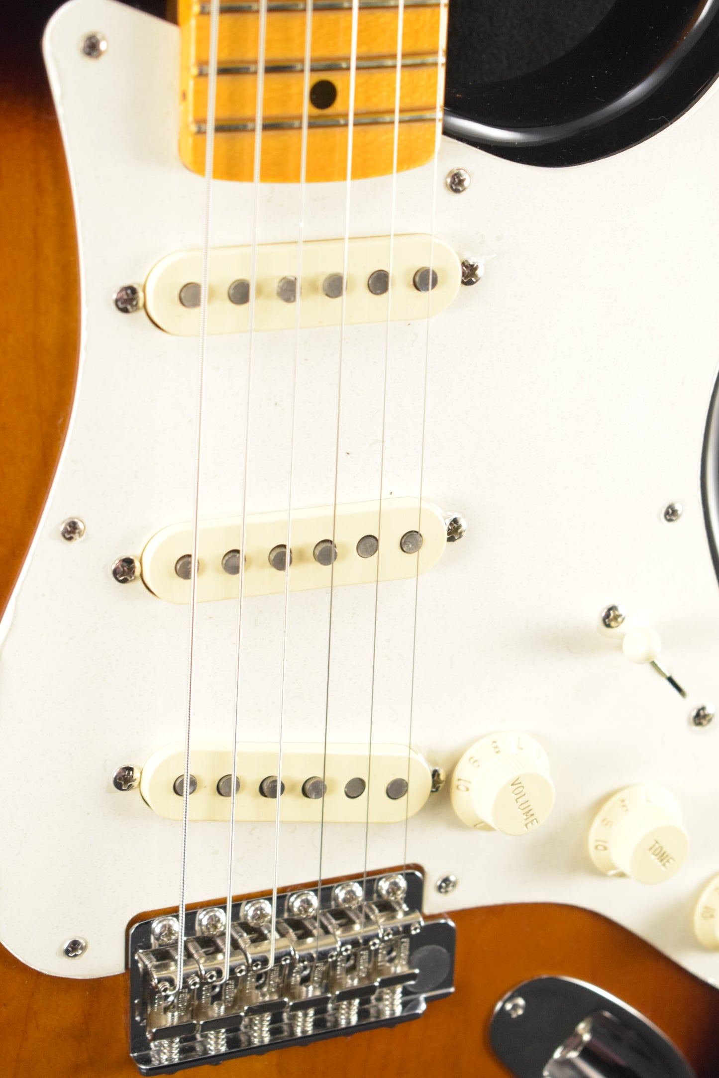 Fender Eric Johnson Stratocaster 2-Color Sunburst Maple Fingerboard