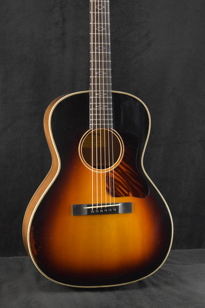 Eastman E22OOSS/V-SB OO-Style Concert Sloped Shoulder Antique Varnish Sunburst