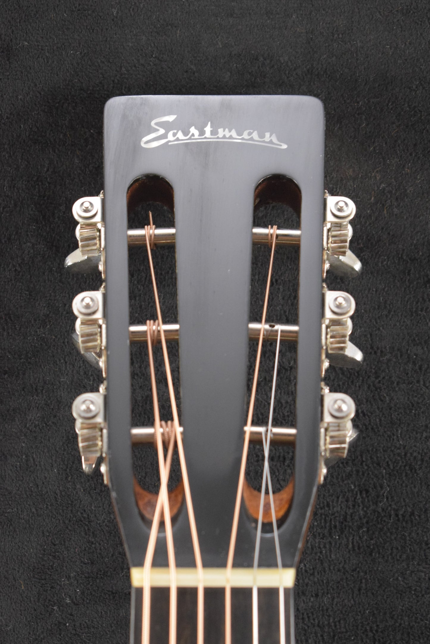 Eastman E22OOSS/V-SB OO-Style Concert Sloped Shoulder Antique Varnish Sunburst