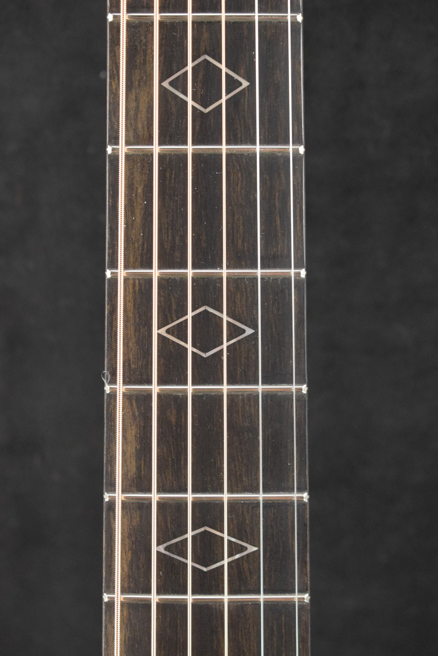 Eastman E22OOSS/V-SB OO-Style Concert Sloped Shoulder Antique Varnish Sunburst
