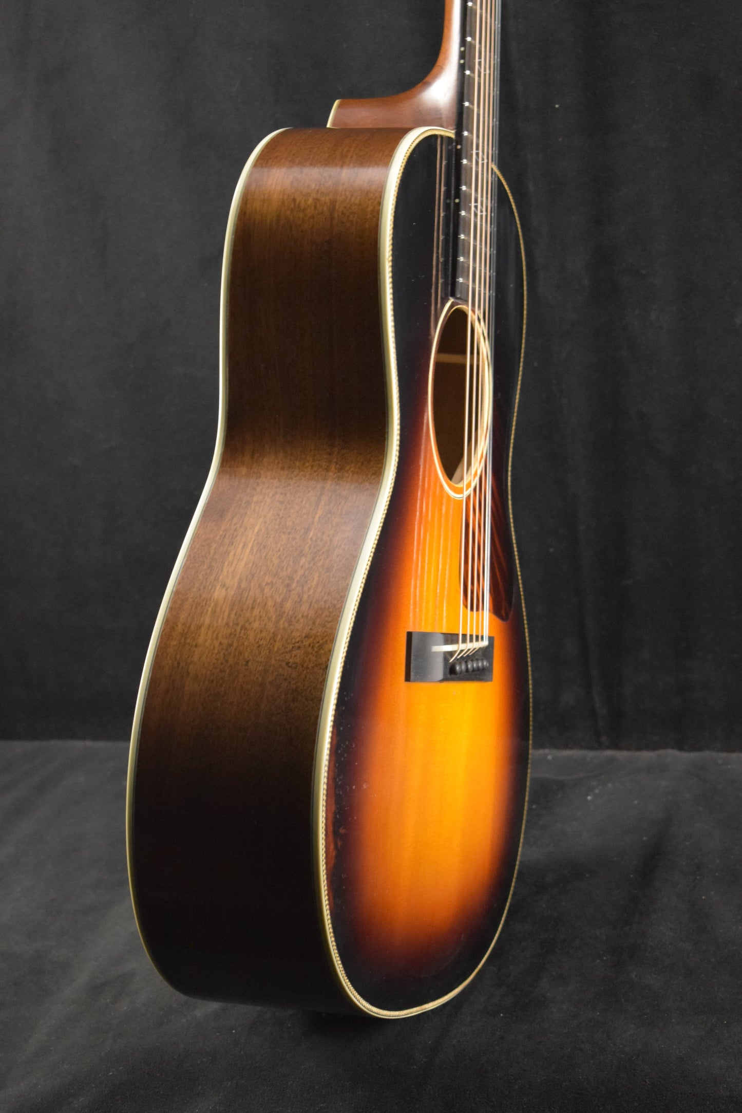 Eastman E22OOSS/V-SB OO-Style Concert Sloped Shoulder Antique Varnish Sunburst