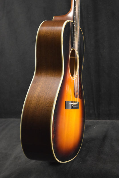 Eastman E22OOSS/V-SB OO-Style Concert Sloped Shoulder Antique Varnish Sunburst
