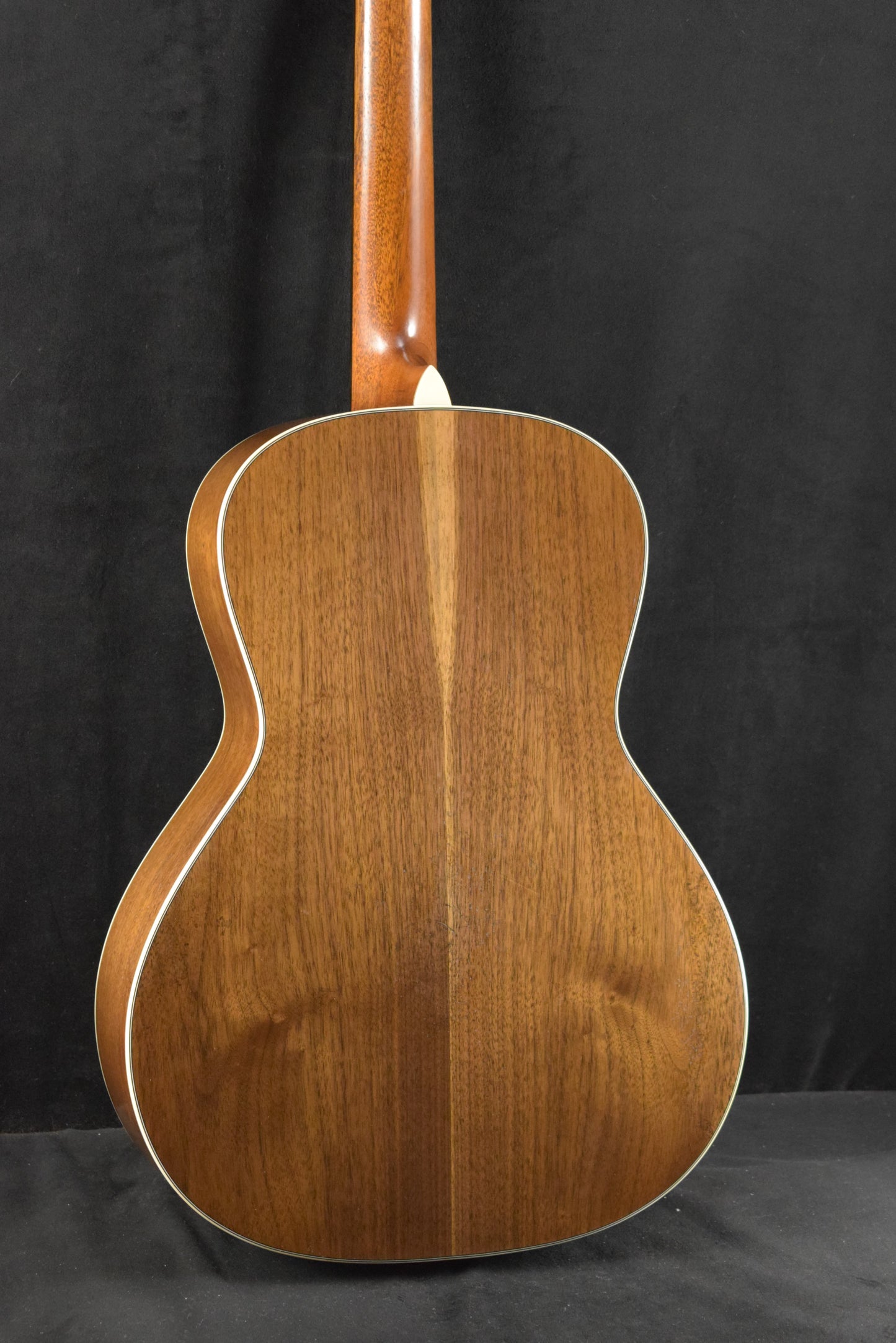 Eastman E22OOSS/V-SB OO-Style Concert Sloped Shoulder Antique Varnish Sunburst