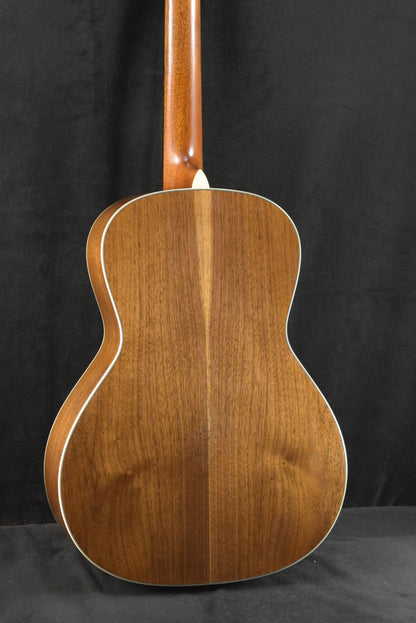Eastman E22OOSS/V-SB OO-Style Concert Sloped Shoulder Antique Varnish Sunburst