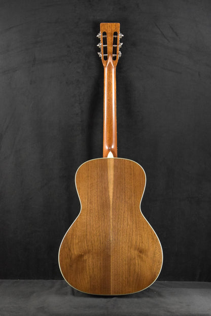 Eastman E22OOSS/V-SB OO-Style Concert Sloped Shoulder Antique Varnish Sunburst