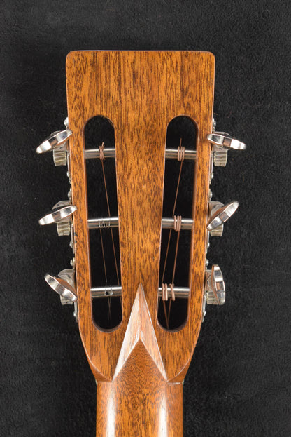 Eastman E22OOSS/V-SB OO-Style Concert Sloped Shoulder Antique Varnish Sunburst