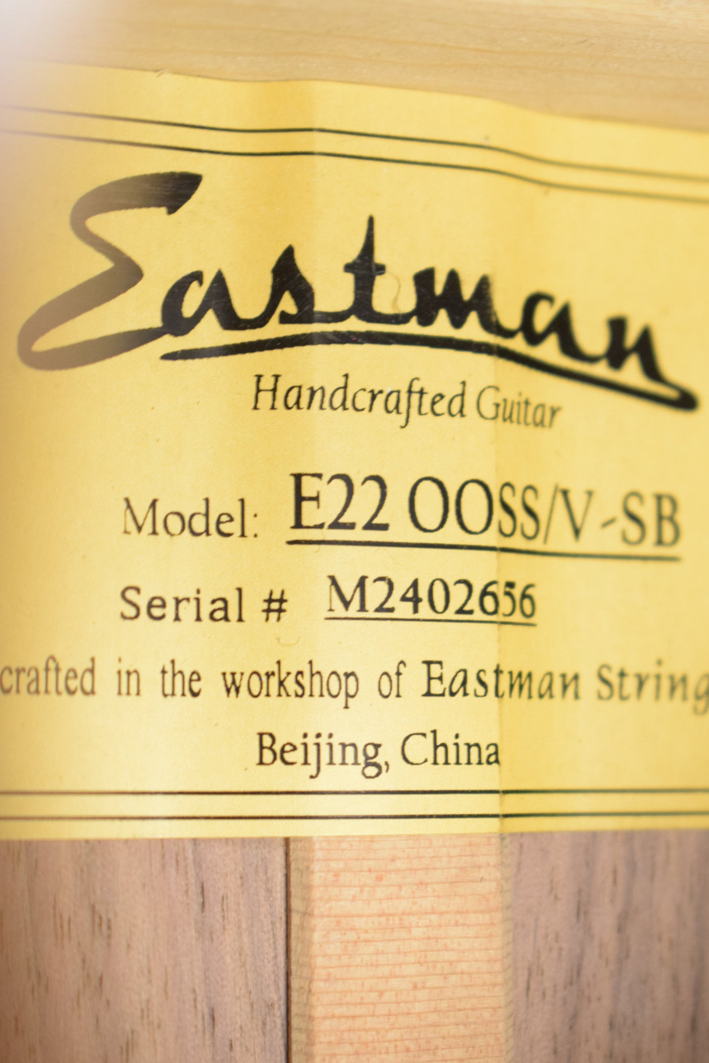 Eastman E22OOSS/V-SB OO-Style Concert Sloped Shoulder Antique Varnish Sunburst