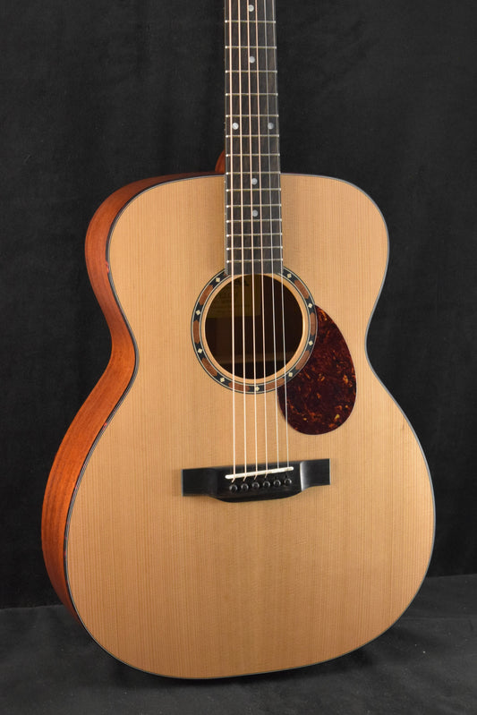 Eastman E2OM Solid Cedar/Sapele Orchestra Model Natural Truetone Satin