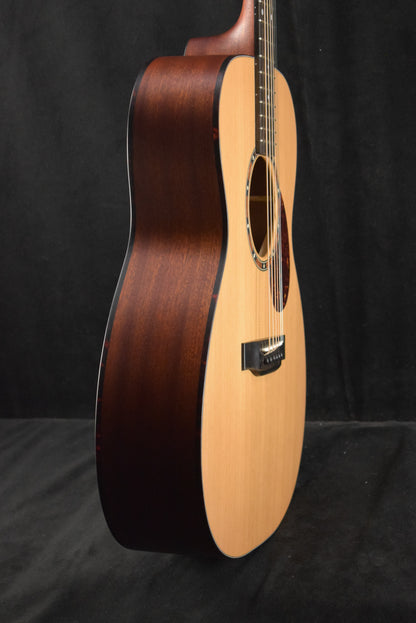 Eastman E2OM Solid Cedar/Sapele Orchestra Model Natural Truetone Satin