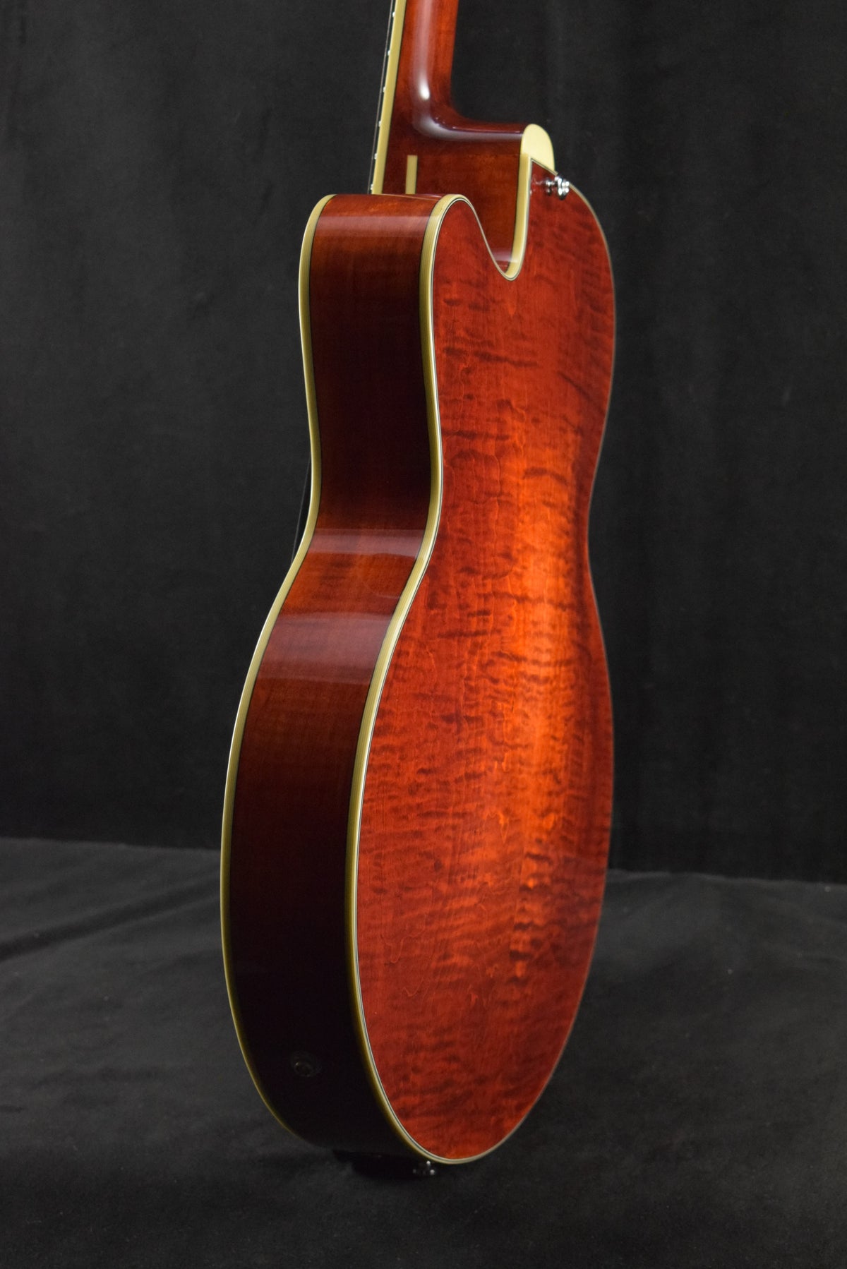 Eastman AR503CE 16" Archtop Seymour Duncan Classic Truetone Gloss