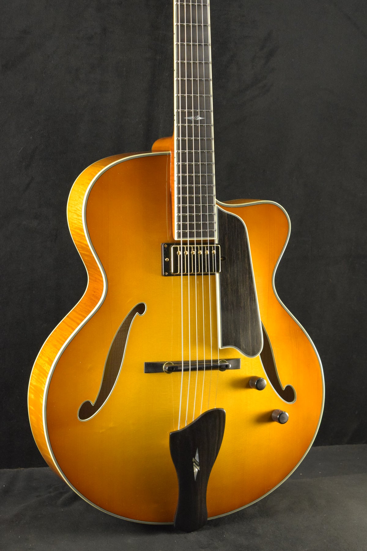 Eastman AR805CE-GB 16" Archtop Lollar Pickup Goldburst Truetone Gloss