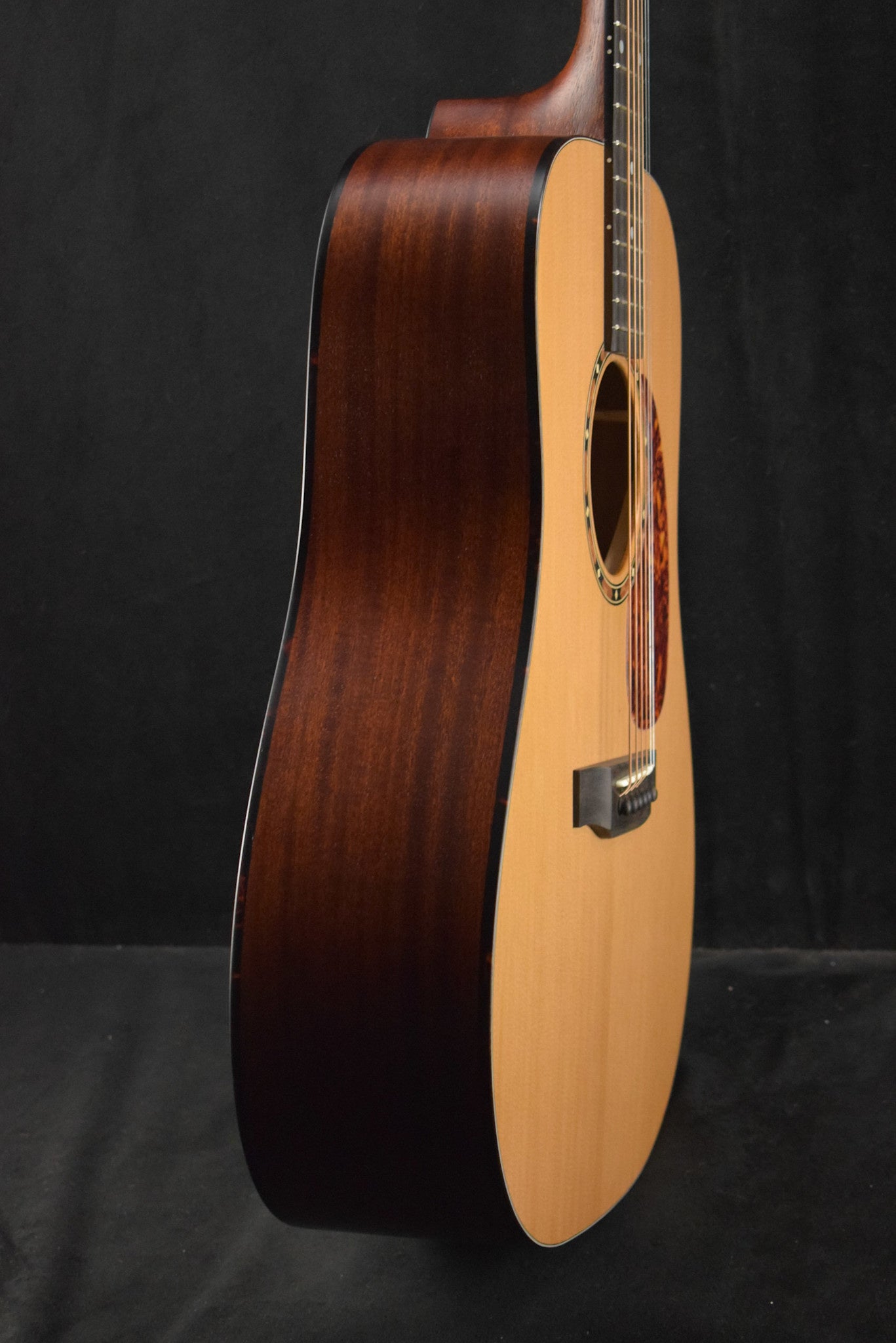 Eastman E2D Solid Cedar/Sapele Dreadnought Natural Truetone Satin