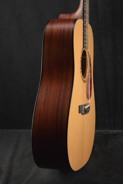 Eastman E2D Solid Cedar/Sapele Dreadnought Natural Truetone Satin