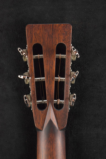 Eastman E10P-TC Parlor Thermo Cured Adirondack Spruce Top Natural Truetone Gloss