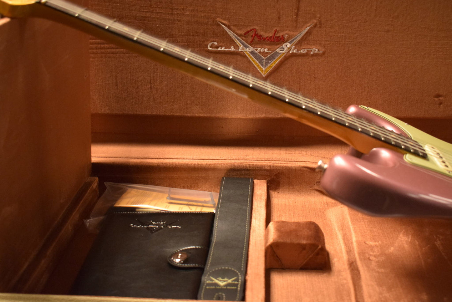 Fender Limited Edition '64 Stratocaster Journeyman Relic - Aged Burgundy Mist Metallic