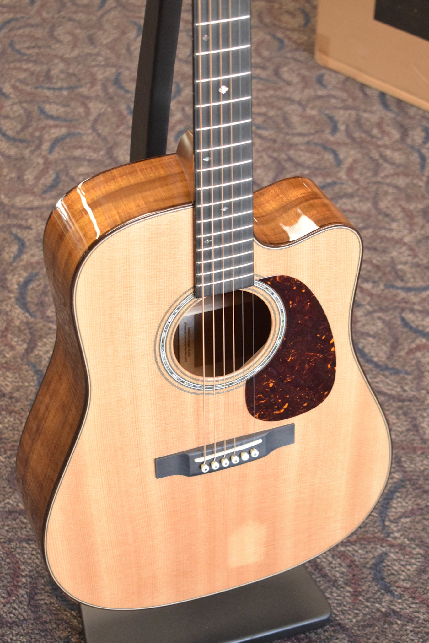 Martin Custom Shop Dreadnought Acoustic-Electric Cutaway Flamed Koa/Sitka Spruce Natural Gloss