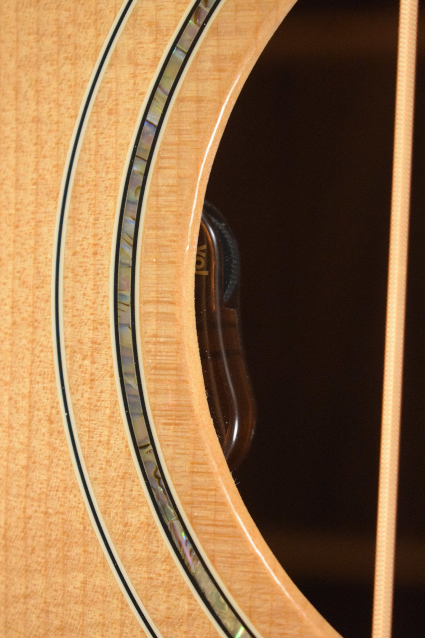 Gibson J-185 EC Modern Acoustic-Electric Cutaway Walnut Antique Natural