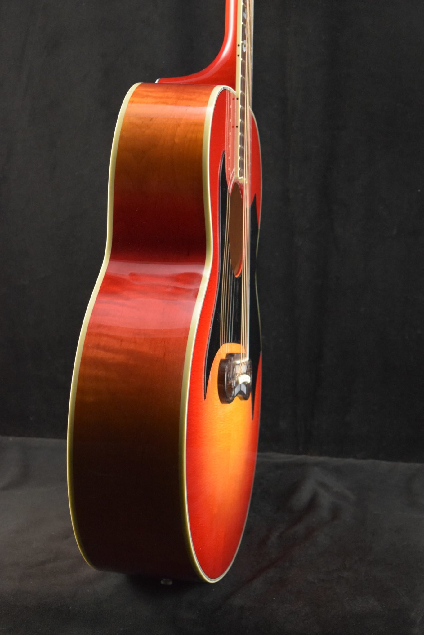 Gibson Johnny Cash SJ-200 Vintage Cherry Sunburst