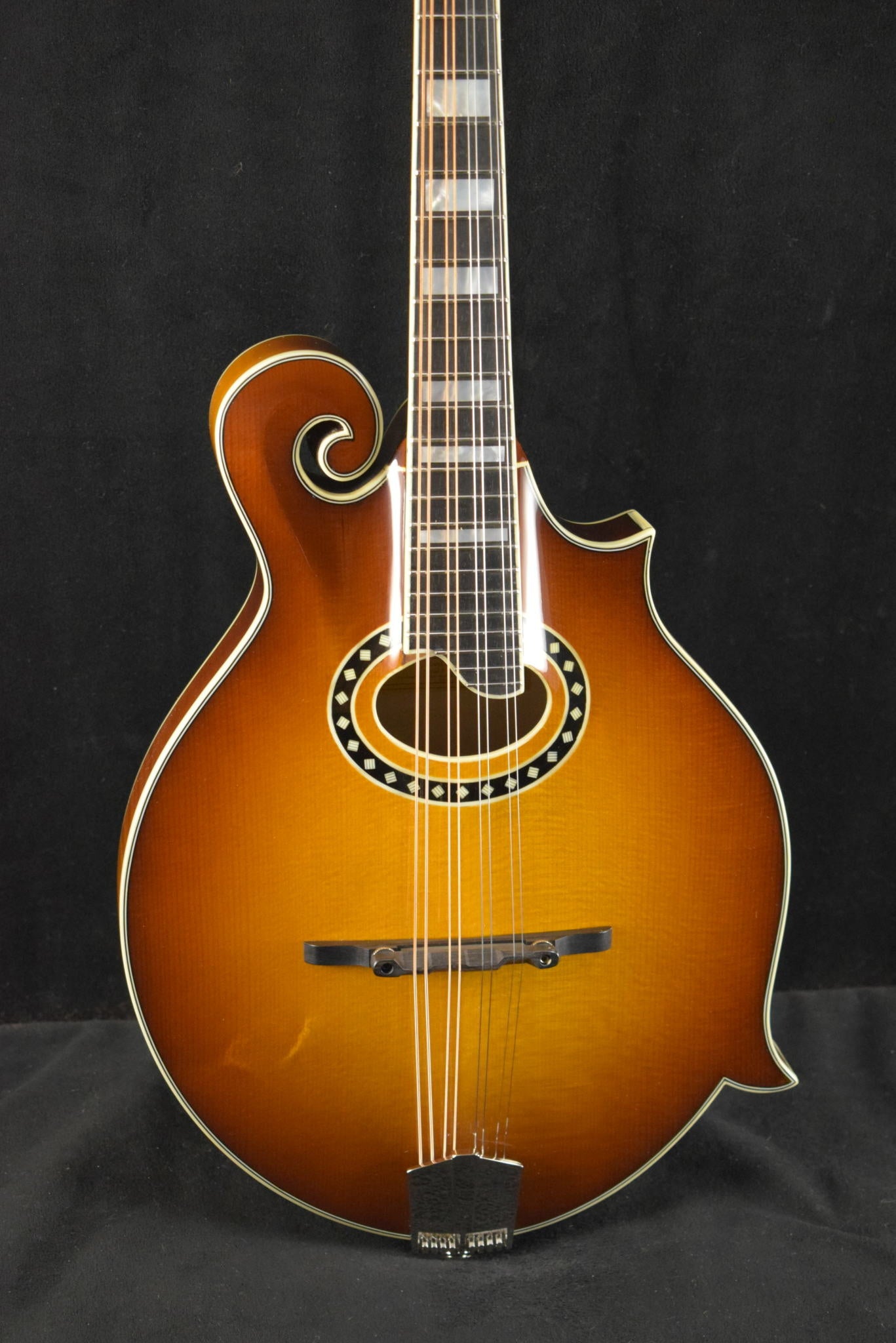 Eastman MD614-GB F-Style Oval-Hole Electric Mandolin Goldburst