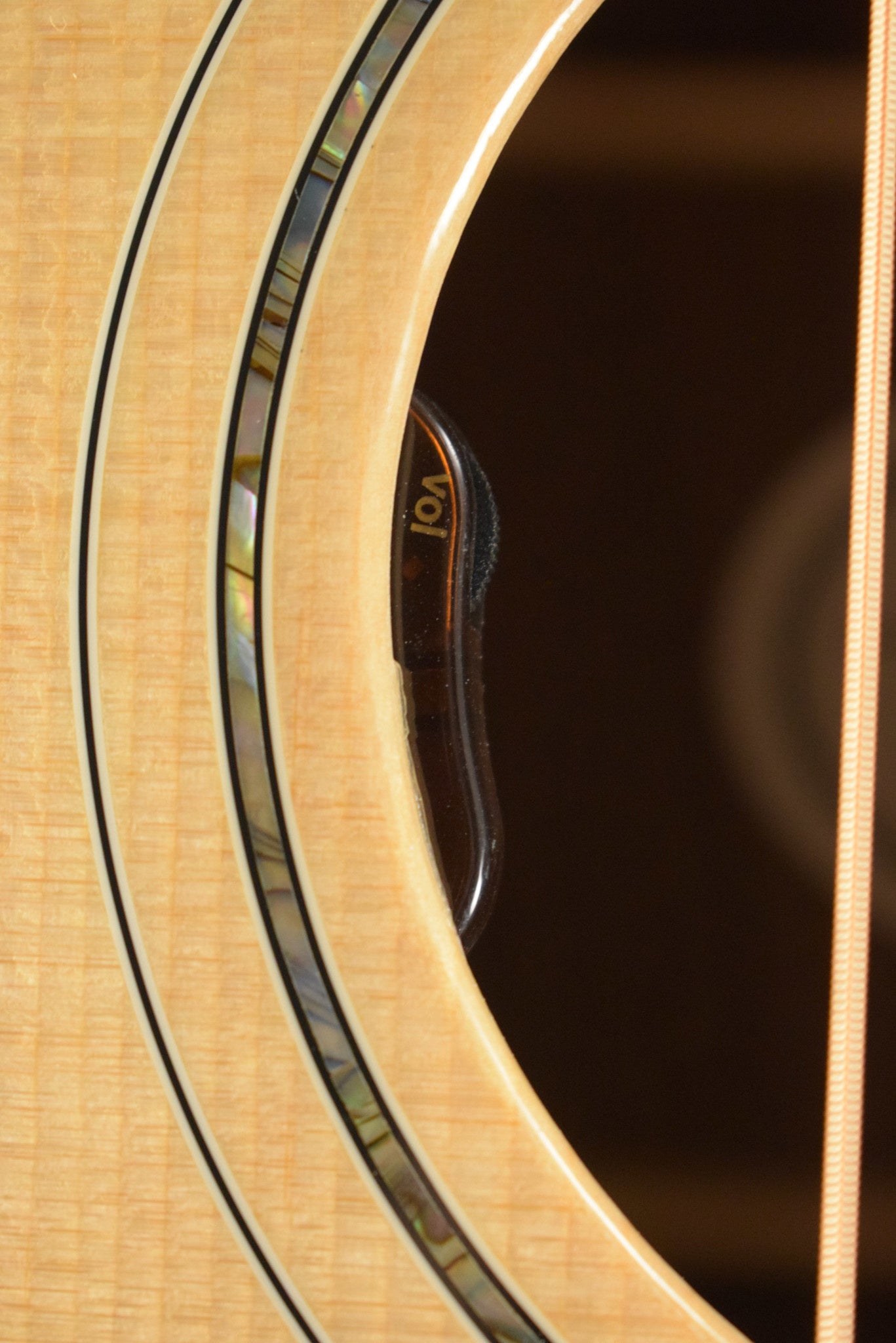 Gibson J-185 EC Modern Acoustic-Electric Cutaway Walnut Antique Natural